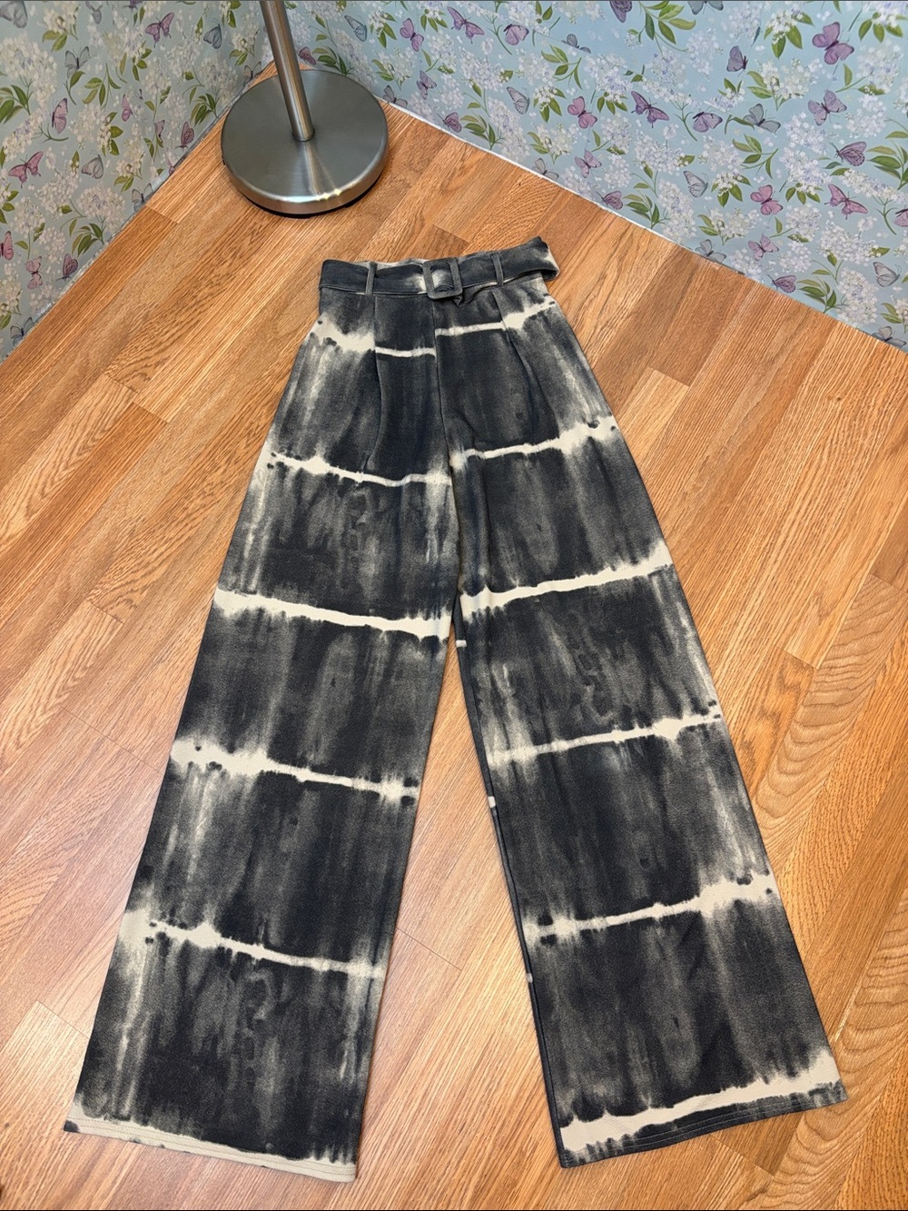 PrettyLittleThing Gray & Cream Tie-Dye Wide-Leg Pants. Size 4.